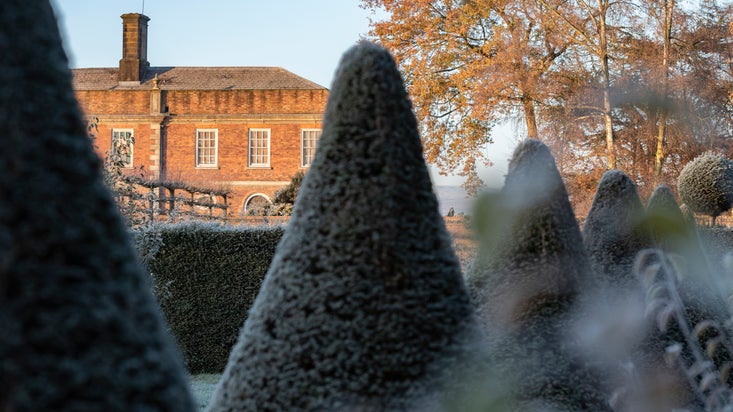 Gardd a thŷ dan orchudd barrug yn Erddig, Wrecsam